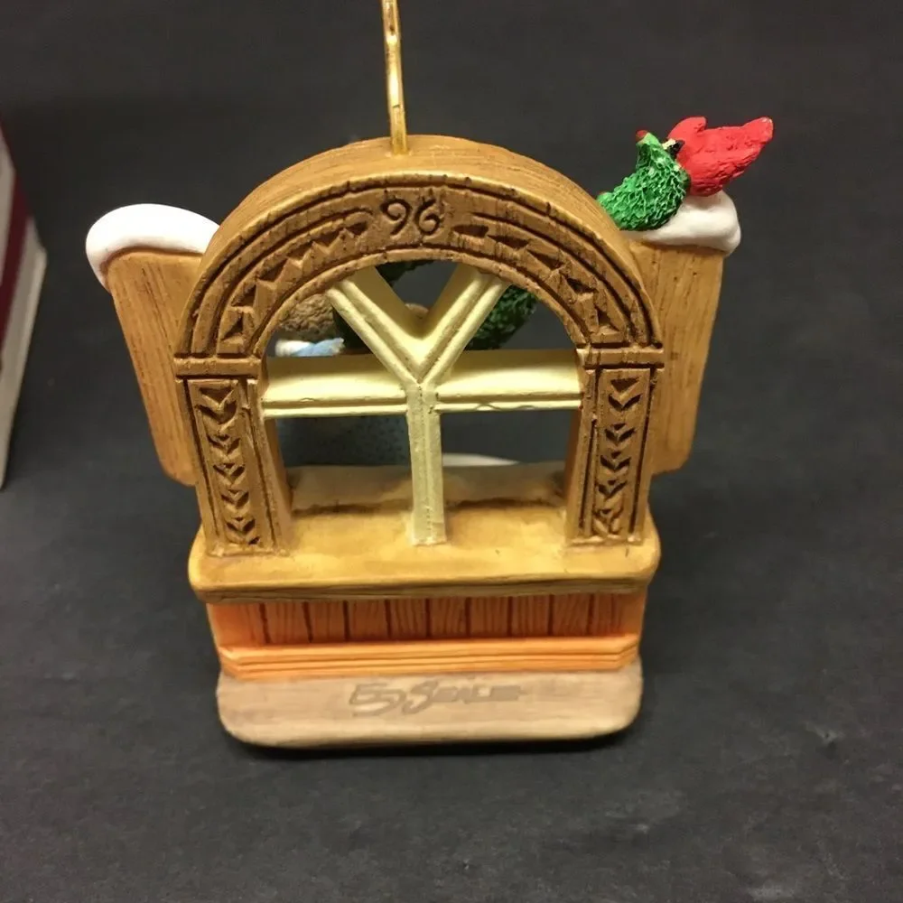 Hallmark Keepsake Ornament with Bear‎ and Wreath